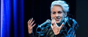 Die österreichische Kabarettistin Lisa Eckhart - hart, derb, respektlos. Soll sie deshalb nicht auftreten dürfen? 