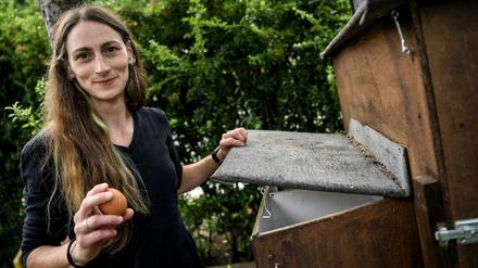 Im Garten der Berlinerin Vanessa Janßen scharren und picken seit Sommer 2019 sechs Hybridhennen.