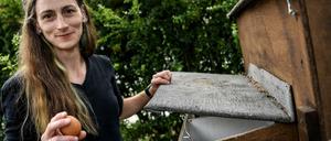 Im Garten der Berlinerin Vanessa Janßen scharren und picken seit Sommer 2019 sechs Hybridhennen.