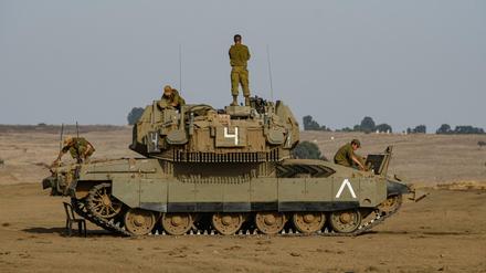 Israelische Soldaten arbeiten auf ihr Panzer auf den Golanhöhen nahe der Grenze zu Syrien.