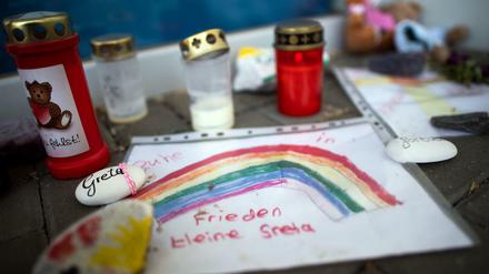 Bemalte Steine, Kinderzeichnungen und Plüschtiere liegen vor der Kita in Viersen.