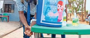 Hände waschen, bitte! Das Virus setzt dem Land am Kap zu.