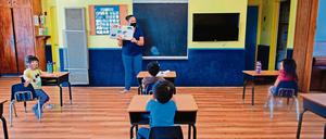 Unterricht in einer Vorschule in den USA, die Lehrerin und die Kinder tragen Masken.
