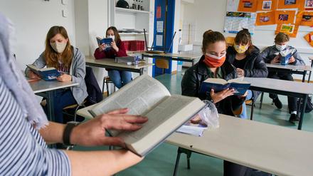 Unterricht mit Maske - so soll es in NRW in den höheren Klassen bis Ende August Pflicht sein.