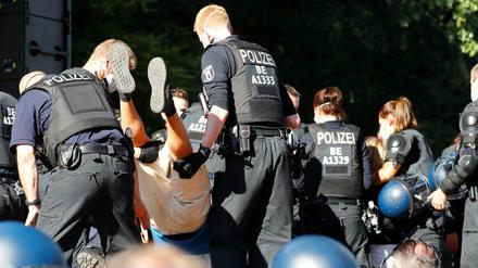 Die Polizei löste die Demonstration am Ende wegen nicht eingehaltener Regeln auf, trat jedoch sehr zurückhaltend auf.