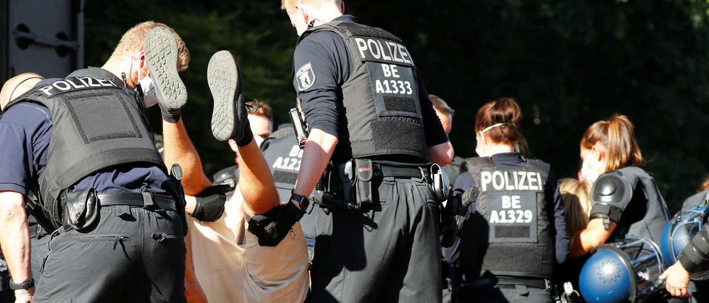 Die Polizei löste die Demonstration am Ende wegen nicht eingehaltener Regeln auf, trat jedoch sehr zurückhaltend auf.
