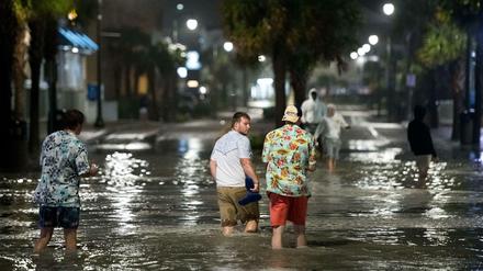 Das Wasser hat eine Straße überflutet.
