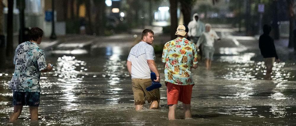 Das Wasser hat eine Straße überflutet.