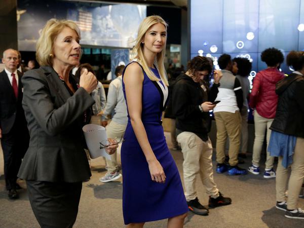 Betsy DeVos geht an der Seite von Ivanka Trump an einer Gruppe von Schülern in einem Weltraum-Museum vorbei.