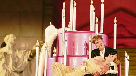 Happy Birthday, Held! Zum 100. Geburtstag gibt’s Torte für Jedermann (Tobias Moretti) und Buhlschaft (Caroline Peters). 