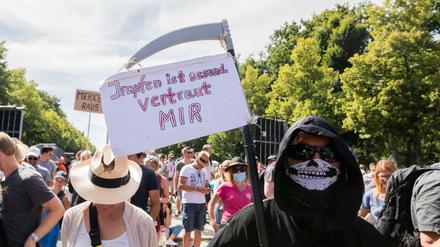 Auch Impfgegner wie dieser Mann im Kostüm nahmen an der Demonstration gegen die Corona-Beschränkungen teil.