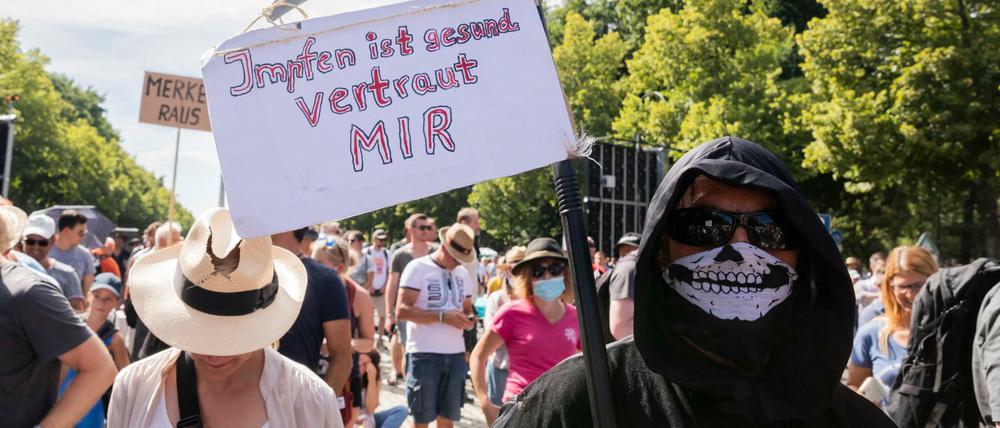 Auch Impfgegner wie dieser Mann im Kostüm nahmen an der Demonstration gegen die Corona-Beschränkungen teil.
