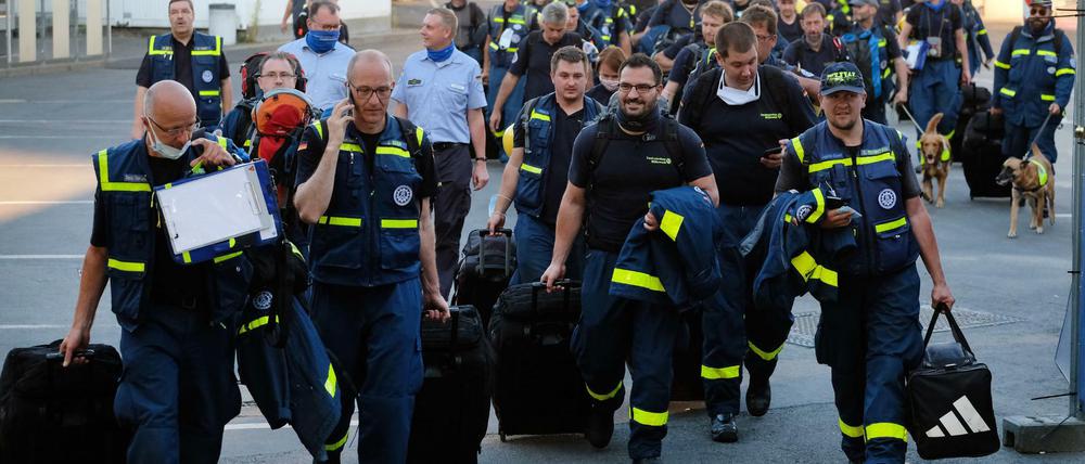 Am Mittwoch machten sich 52 Einsatzkräfte des Technischen Hilfswerks (THW) im Auftrag der Bundesregierung auf den Weg nach Beirut. 