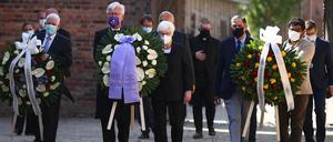 Heinrich Bedford-Strohm (vorne, 2.v.l) und Romani Rose (vorne, 2.v.r) legen Kränze nieder, um an die Schoah und den Völkermord an den Sinti und Roma zu erinnern.