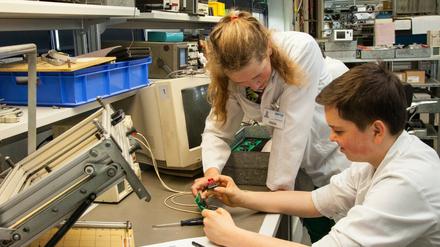 Beim Elektro-Praktikum des Unternehmensnetzwerks geht es darum, die Arbeitsprobe ins richtige Licht zu setzen. 