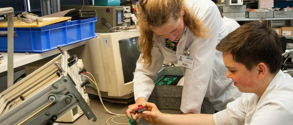Beim Elektro-Praktikum des Unternehmensnetzwerks geht es darum, die Arbeitsprobe ins richtige Licht zu setzen. 