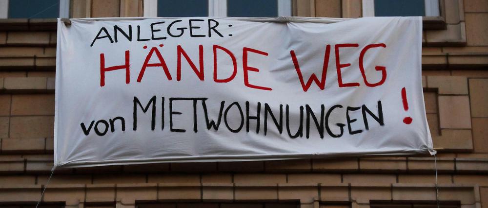 Protesttransparente an den Fassaden einiger Häuser in der Berliner Karl-Marx-Alllee.