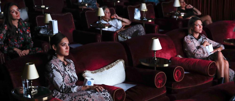 Nilam Farooq und Jessica Schwarz gucken Mode im Kino.