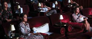 Nilam Farooq und Jessica Schwarz gucken Mode im Kino.