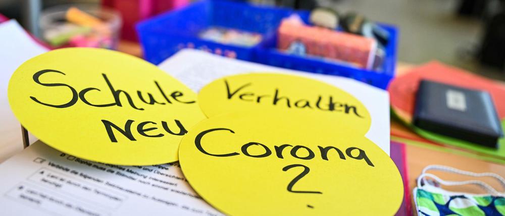 Viele Schulen haben selbst Fragen zum richtigen Verhalten in der Coronakrise. Je klarer die Vorgaben der Verwaltung, desto einfacher ist es für sie. 