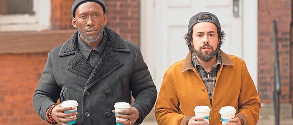 Ramy (Ramy Youssef, re.) sucht Rat beim charismatischen Sheikh Malik (Mahershala Ali). 