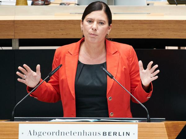 Sandra Scheeres (SPD) betont, dass Kinder nur zu Hause bleiben dürfen, wenn sie ein Attest vorlegen.