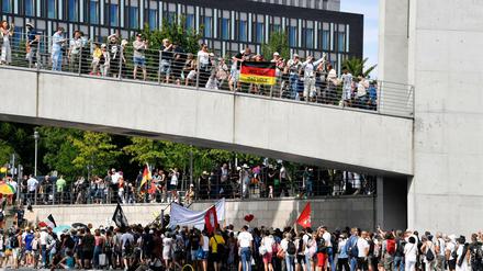 Tausende Menschen kamen am Wochenende zur Demonstration gegen die Corona-Politik der Bundesregierung.