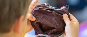Schülerinnen und Schüler ab Jahrgangsstufe Fünf sollen auch innerhalb ihres Gruppenverbandes durchgehend einen Mund-Nasen-Schutz tragen, fordern die Forscher der Leopoldina.