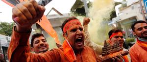 Hindus bejubeln den Bau des Tempels.