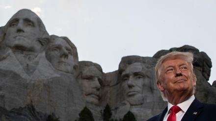 Donald Trump am 04.07.2020 bei einem Feuerwerk am Denkmal Mount Rushmore.