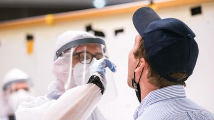 Coronatest bei einem Reisenden am Flughafen in Hamburg 