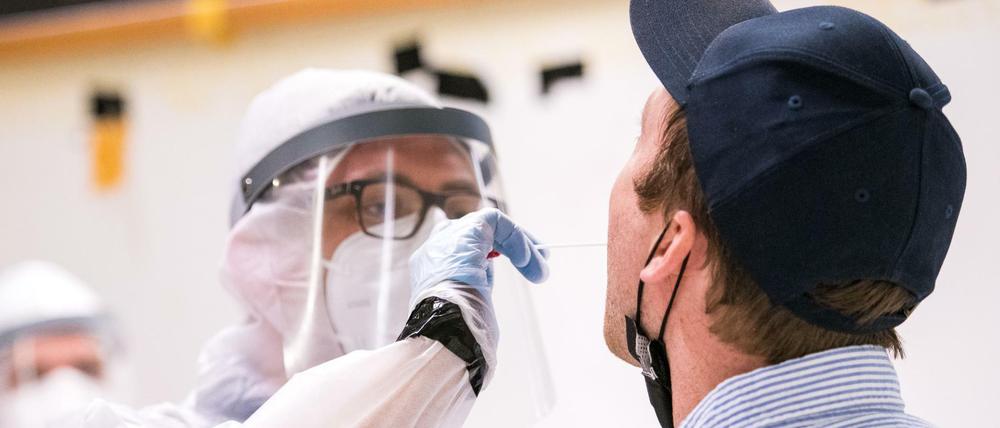 Coronatest bei einem Reisenden am Flughafen in Hamburg 