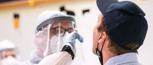 Coronatest bei einem Reisenden am Flughafen in Hamburg 