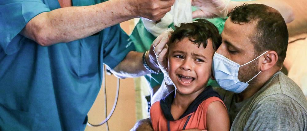 Russische Sanitäter untersuchen die Wunden von Hussein, einem sechsjährigen syrischen Jungen.
