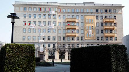Protest in der Karl-Marx-Allee gegen hohe Mieten und Privatisierung.