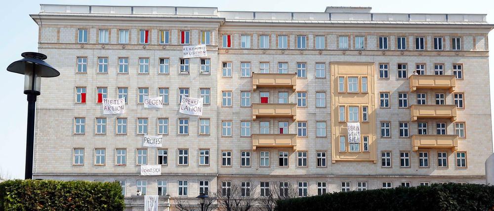 Protest in der Karl-Marx-Allee gegen hohe Mieten und Privatisierung.
