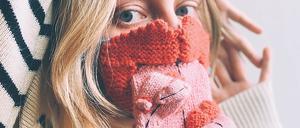 Die Zeit der Ausgangsbeschränkungen nutzte die isländische Designerin Ýrúrarí zum Stricken. Manche ihrer Masken zeigen einen lächelnden Mund mit Zahnspange, aus anderen wuchern mehrere Zungen.