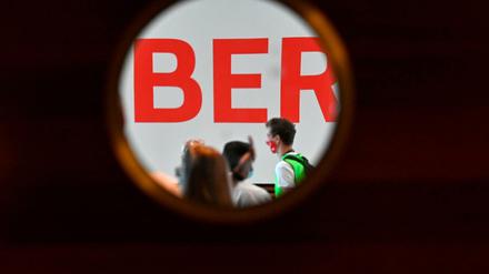 Ende Juli testeten Komparsen den neue Flughafen bereits mit einem Probelauf.