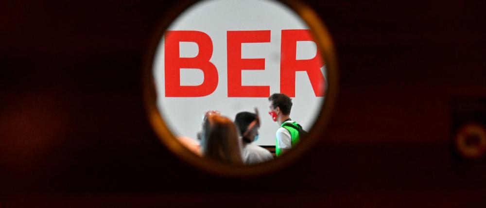 Ende Juli testeten Komparsen den neue Flughafen bereits mit einem Probelauf.