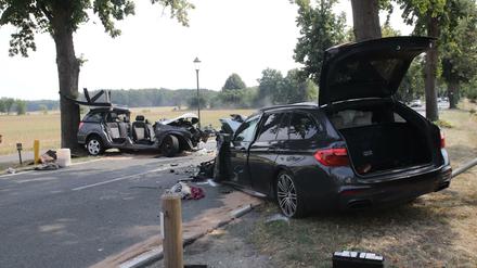 Zwei stark beschädigte Autos stehen nach einem Unfall auf der Bundesstraße 109.