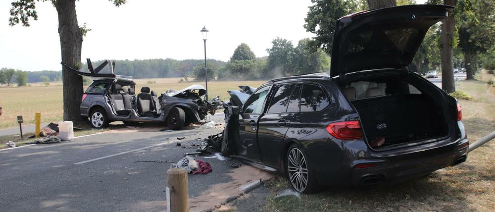 Zwei stark beschädigte Autos stehen nach einem Unfall auf der Bundesstraße 109.