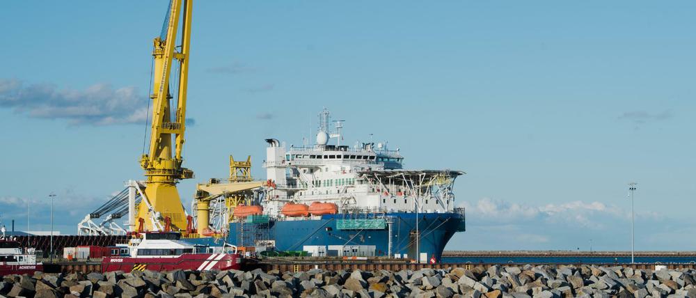 Die Baustelle, die für Ärger sorgt: Ein russisches Verlegeschiff, das an der Pipeline mitbaut, liegt im Hafen Mukran auf der Insel Rügen.