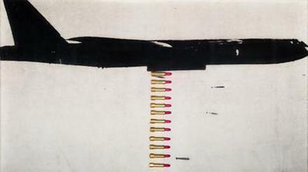 Vostells Assemblage "B 52 (Lippenstiftbomber)"