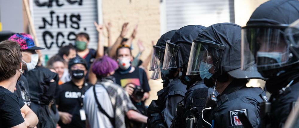 Polizeibeamte stehen in der Weisestraße. Dort wurde mit Unterstützung der Polizei die Kiezkneipe "Syndikat" geräumt.