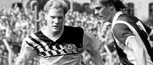 Im August 1989 spielte Matthias Sammer (li., im Zweikampf mit Jörg Bär von Fortschritt Bischofswerda) noch für Dynamo Dresden. 