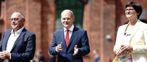 Norbert Walter-Borjans, Olaf Scholz und Saskia Esken auf dem Weg zu der Pressekonferenz, auf der Scholz als Kanzlerkandidat seiner Partei für die Bundestagswahl 2021 vorgestellt wird. 