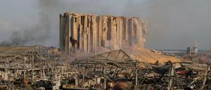 Die Explosion legte einen Großteil eines Hafens lahm und beschädigte Gebäude in ganz Beirut. 