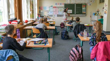Wie hier in Brandenburg will auch eine Schöneberger Grundschule die Kinder lieber auf Abstand unterrichten.