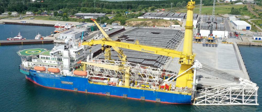 Das russische Spezialschiff zur Verlegung der Pipeline-Rohre, "Akademik Cherskiy", im Hafen Sassnitz-Mukran. 