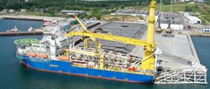 Das russische Spezialschiff zur Verlegung der Pipeline-Rohre, "Akademik Cherskiy", im Hafen Sassnitz-Mukran. 